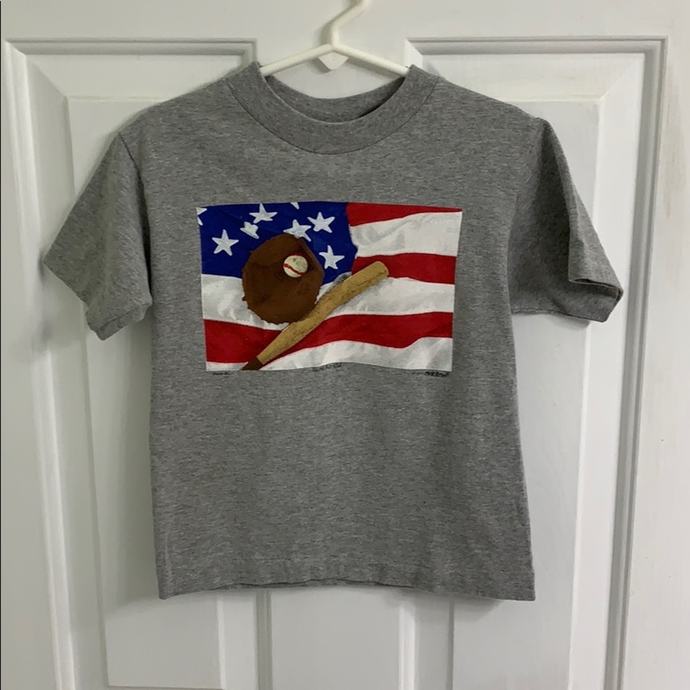 Boys short sleeve with flag and baseball size 3T